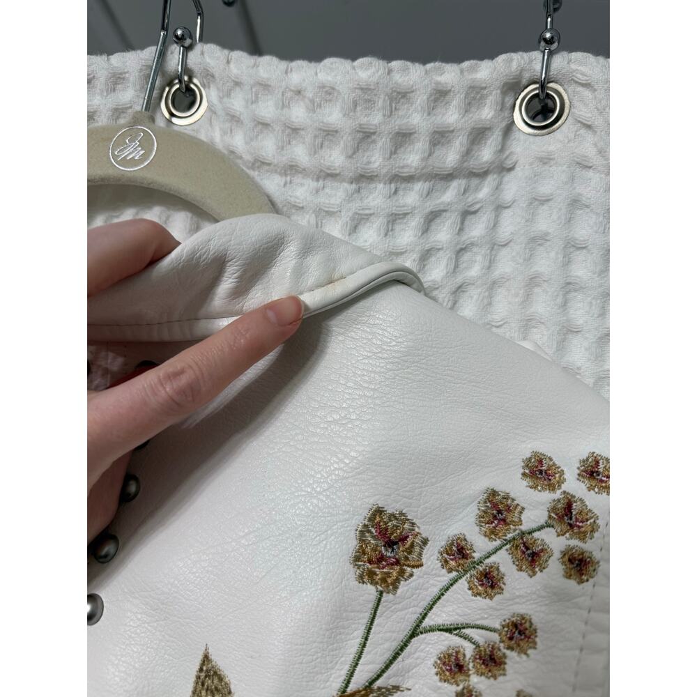 Blank NYC White Embroidered Floral Vegan Leather Moto Jacket Sz Med - Picture 10 of 10